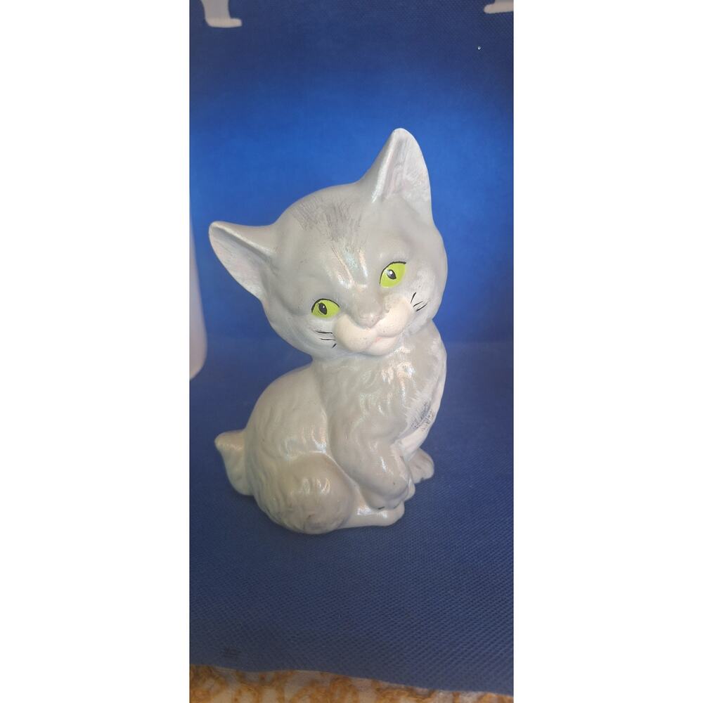 Ceramic light gray cat figurine 6”- w/ green eyes & pink nose- excellent